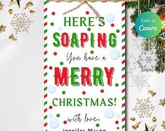 Op de afbeelding: Een wit kerstcadeau-etiket met rode en groene strepen. Het etiket heeft een rood en groen ontwerp met de tekst "Here's Soaping You Have a Merry Christmas!" met liefde, Jennifer Mason.