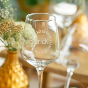 A high-quality wine glass – for perfect enjoyment! Engraved with your desired text, an elegant gift for wine lovers. For eternity.