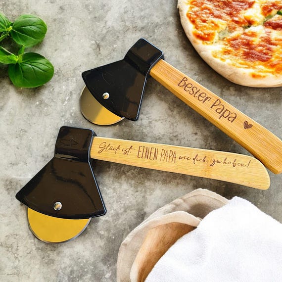 Originelles Vatertags Geschenk: personalisierter Pizzaschneider in Beil-Optik. Gravur am Griff. Perfekt für Papa, Opa, Onkel oder Grillfans!