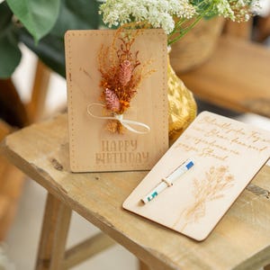 Zeitlose Grußkarte aus Birkensperrholz – ideal für Hochzeiten, Geburtstagswünsche oder Danksagungen, mit Trockenblumen und Wunschtext.