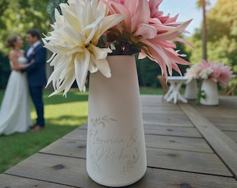 Hochzeitgeschenk mal anderes? Eine personalisierte Blumenvase graviert mit den Namen vom Brautpaar.