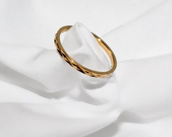 Goldener gehämmerter Ring, schlichter minimalistischer Stapelring, Geschenk für sie