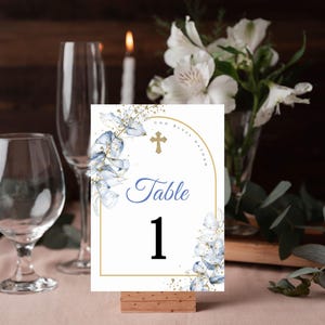 Números de mesa de eucalipto azul - Letreros digitales y editables para bautizo, comunión o confirmación (detalle de arco dorado)