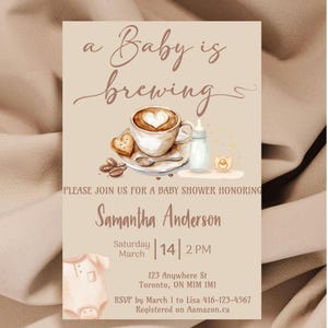 Puede incluir: Una invitación a un baby shower con un diseño de acuarela. La invitación presenta el texto "a Baby is brewing" encima de una taza de café con un diseño en forma de corazón, un biberón y un osito de peluche. La invitación también incluye el nombre "Samantha Anderson" y los detalles del evento.