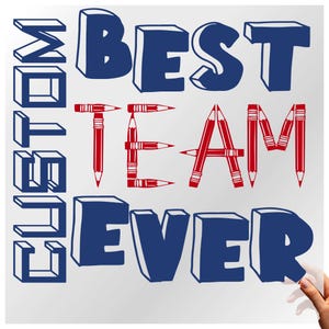 Può includere: Un adesivo bianco con le parole "MOST" e "CLUB" in blu, lettere a blocchi 3D. Le parole "BEST TEAM EVER" sono anch'esse in lettere a blocchi blu. La parola "TEAM" è composta da matite rosse.