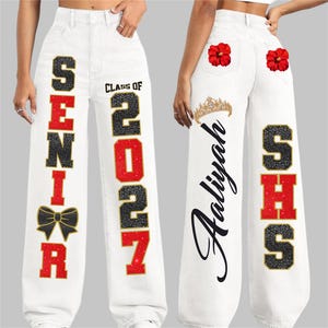 Anpassade seniorjeans för Spirit Week Homecoming. Strykbara denimjeans med en personlig design i 3 färger.