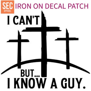 Puede incluir: Parche de calcomanía termoadhesiva con el texto "I CAN'T BUT... I KNOW A GUY" en negro. El diseño presenta tres cruces negras sobre un fondo blanco. El logotipo de SEC Apparel está en la esquina superior izquierda.