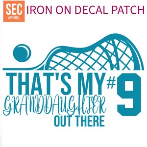Puede incluir: Parche termoadhesivo turquesa con una red de lacrosse y el texto "That's My #9 Granddaughter Out There".
