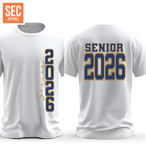 Pode incluir: Camiseta branca com "Senior 2026" estampada na frente e nas costas. A frente apresenta a palavra "Senior" em uma fonte cursiva e o ano de 2026 em um estilo de bloco vertical. A parte de trás da camisa exibe "Senior" acima de "2026" em uma fonte de bloco semelhante.