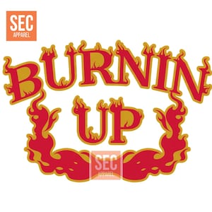 Puede incluir: Un gráfico rojo y dorado con las palabras "BURNIN UP" en una fuente estilizada, rodeado de llamas. El logotipo "SEC APPAREL" está en las esquinas superior izquierda e inferior derecha.
