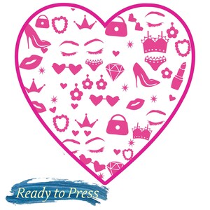 Könnte beinhalten: Ein pinkfarbenes herzförmiges Design, gefüllt mit Mode- und Beauty-Symbolen, darunter High Heels, Handtaschen, Kronen und Lippenstift. Der Satz "Ready to Press" steht unten in Blau.