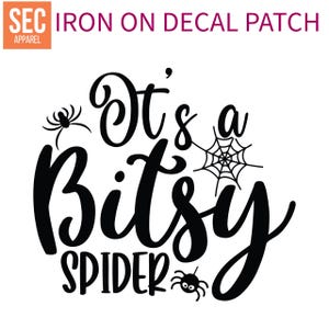 以下が含まれることがあります： 「It's a Bitsy Spider」というテキストと2つのクモのイラストが描かれた白黒のアイロン接着パッチです。