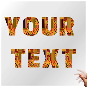 Op de afbeelding: De woorden "YOUR TEXT" worden in grote, vette letters weergegeven tegen een witte achtergrond. De letters zijn gevuld met een kleurrijk, patroonontwerp met rode, gele, groene en blauwe geometrische vormen, wat een levendige en opvallende visuele weergave creëert.