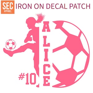 Op de afbeelding: Roze strijkbare sticker met een silhouet van een voetbalspeler met een voetbal, de naam "ALICE" en het nummer "10".