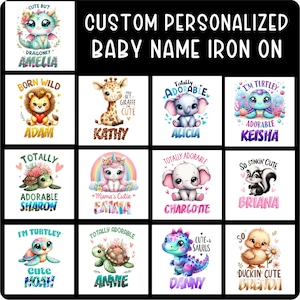 Könnte beinhalten: Personalisierte Baby-Namens-Bügelbilder mit verschiedenen niedlichen Tierdesigns. Designs umfassen einen Drachen, Löwen, Giraffe, Elefanten, Schildkröte, Einhorn, Stinktier, Dinosaurier und Entlein, jeweils mit einem Namen.