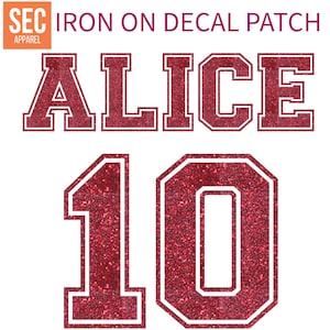 Pode incluir: Etiqueta de ferro vermelha com glitter com o nome "ALICE" e o número "10" em uma fonte de estilo universitário. SEC Apparel.
