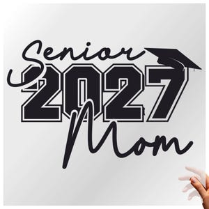 Pode incluir: Design gráfico em preto e branco com as palavras "Senior 2027 Mom" e um chapéu de formatura. O texto é em negrito, com "Senior" e "Mom" em itálico.