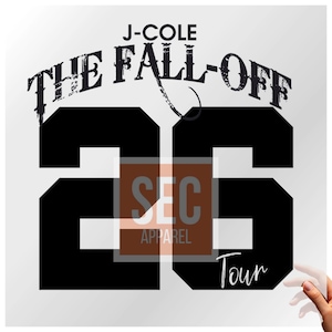 Puede incluir: Un diseño gráfico que presenta el texto J-COLE THE FALL-OFF en una fuente negra desgastada sobre un número 26 grande y negro. La palabra Tour está escrita en una fuente cursiva blanca en la parte inferior derecha. Un cuadrado marrón con el texto SEC APPAREL está centrado.