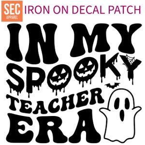 以下が含まれることがあります： 黒と白のアイロン接着式デカールパッチで、"In My Spooky Teacher Era"というテキストが垂れ下がったフォントで書かれています。デザインには、幽霊、コウモリ、ジャック・オー・ランタンが3つ含まれています。