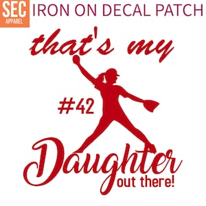 Könnte beinhalten: Roter Bügelbild-Aufkleber mit der Silhouette einer Softballspielerin beim Werfen, dem Text "that's my daughter out there!" und der Nummer "#42".