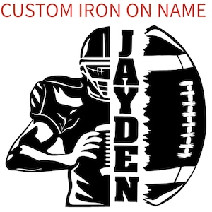 Może przedstawiać: Czarno-biały wzór do prasowania przedstawiający gracza futbolu amerykańskiego i piłkę nożną z imieniem "JAYDEN" w pionowym układzie.