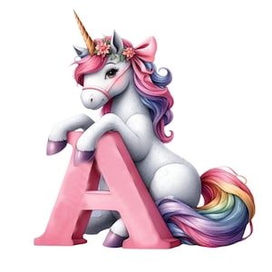 Pode incluir: Ilustração de um unicórnio branco com chifre dourado, laço rosa e coroa de flores. O unicórnio está encostado em uma grande letra "A" rosa. Sua crina e cauda apresentam cores do arco-íris.