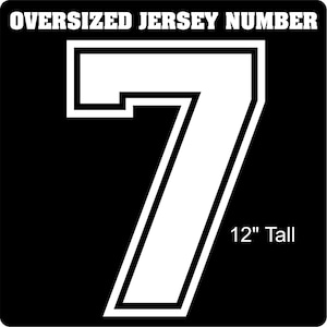 Puede incluir: Un cuadrado negro con el texto "OVERSIZED JERSEY NUMBER" en la parte superior. Un gran número 7 blanco con un contorno negro está en el centro. El número mide 30,48 cm de alto. El texto "12" Tall" está en la esquina inferior derecha.