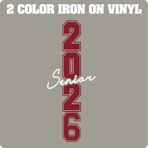 Op de afbeelding: Grijze achtergrond met de tekst "2 COLOR IRON ON VINYL" bovenaan. Een verticaal ontwerp in bordeauxrood en wit toont het jaar "2026" en het woord "Senior" in een scriptlettertype. Geschikt voor strijkapplicatieprojecten.