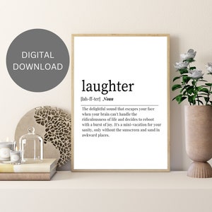 以下が含まれることがあります： 「laughter」という言葉の白黒の定義が書かれた、印刷可能な壁の芸術デザイン。定義は次のとおりです。「あなたの脳が人生のばかげたさを処理できず、喜びの爆発で再起動することを決めたときに、あなたの顔から逃げる楽しい音。それはあなたの精神衛生のためのミニバケーションですが、日焼け止めや砂が不快な場所にないだけです。」