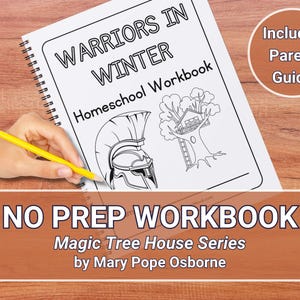 Könnte beinhalten: Ein Arbeitsbuch mit dem Titel "WARRIORS IN WINTER Homeschool Workbook" mit Illustrationen eines Helms und eines Baumhauses. Das Arbeitsbuch enthält einen Elternratgeber und gehört zur Magic Tree House-Reihe von Mary Pope Osborne. Ein gelber Bleistift liegt auf der Seite.