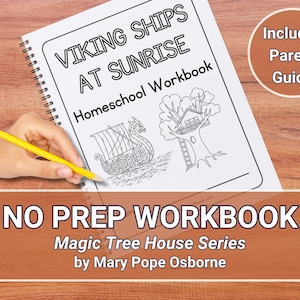 Può includere: Un quaderno a spirale intitolato "VIKING SHIPS AT SUNRISE Homeschool Workbook" con illustrazioni di una nave vichinga e di una casa sull'albero. La copertina include anche il testo "NO PREP WORKBOOK" e "Magic Tree House Series by Mary Pope Osborne". Una matita gialla è tenuta vicino al quaderno.