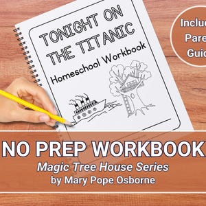 Op de afbeelding: Een zwart-witte illustratie van een schip en een boomhut op de omslag van een homeschool-werkboek met de titel "Tonight on the Titanic". Het werkboek maakt deel uit van de Magic Tree House-serie van Mary Pope Osborne en bevat een ouderhandleiding.