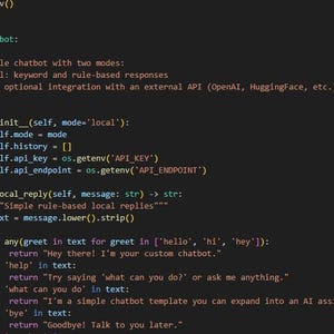 Pode incluir: Captura de tela do c&oacute;digo Python para um chatbot, exibida em um fundo escuro. O c&oacute;digo define uma classe Chatbot com modos local e API, incluindo fun&ccedil;&otilde;es para inicializa&ccedil;&atilde;o e respostas locais. O texto inclui coment&aacute;rios e instru&ccedil;&otilde;es condicionais.