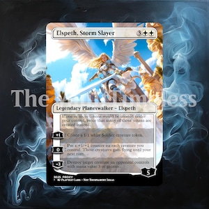 Puede incluir: Una carta proxy con Elspeth, Storm Slayer, una Planeswalker legendaria. El arte de la carta muestra a una mujer rubia con alas blancas y una espada. El texto de la carta incluye habilidades para crear fichas y destruir criaturas. La carta es una proxy de 2025.