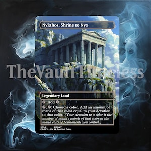 Può includere: Una carta proxy "Nykthos, Shrine to Nyx" con un'illustrazione di un tempio classico su un paesaggio roccioso sotto un cielo blu. La carta descrive il suo stato di "Terra Leggendaria" e le sue abilità. The Vault Timeless è stampato sulla carta.