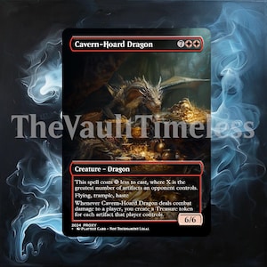 Puede incluir: Una carta de juego de fantasía que representa un dragón dorado y rojo con un tesoro. La carta se titula "Dragón del Tesoro de la Caverna" y tiene un coste de maná de 7 rojo y 2 incoloro. El texto de la carta dice: "Este hechizo cuesta X menos lanzar, donde X es el mayor número de artefactos que controla un oponente. Volar, arrollar, prisa. Siempre que el Dragón del Tesoro de la Caverna inflige daño de combate a un jugador, creas una ficha Tesoro por cada artefacto que ese jugador controla."