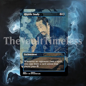 Könnte beinhalten: Eine Karte mit dem Text "Rhystic Study" mit einer Illustration eines asiatischen Mannes in blauen Roben. Die Karte ist mit "Enchantment" beschriftet und enthält Spieltext. Die Karte hat einen schwarzen Rand mit dem Text "The Vault Timeless" und "2024 PROXY" unten.