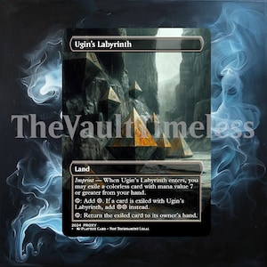 Pode incluir: Um cartão de Magic: The Gathering que representa um terreno chamado "Labirinto de Ugin". O cartão é de cor marrom claro com uma borda marrom escura. O cartão tem uma imagem de uma paisagem rochosa com uma grande estrutura dourada no centro. O texto do cartão diz: "Terra, Imprimir - Quando o Labirinto de Ugin entra em jogo, você pode exilar um cartão incolor com valor de mana 7 ou maior de sua mão. :Adicionar. Se um cartão é exilado com o Labirinto de Ugin, adicionar em vez disso. : Retorne o cartão exilado para a mão de seu dono. 2024 PROXY CARTÃO DE TESTE - NÃO É LEGAL PARA TORNEIOS"