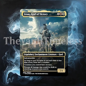 Op de afbeelding: Een Magic: The Gathering kaart met Iroas, God van de Overwinning. De kaart is een legendarisch betovering wezen met een kracht en uithoudingsvermogen van 7/4. De kaart afbeelding toont een krijger die op een heuveltop staat met uitzicht op een stad.