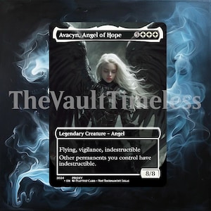 Pode incluir: Uma ilustração em preto e branco de Avacyn, Anjo da Esperança, um cartão de Magic: The Gathering. O cartão apresenta uma mulher com cabelo branco e asas pretas, vestindo uma armadura preta. O texto do cartão diz: "Avacyn, Anjo da Esperança 5 Criatura lendária - Anjo Voar, vigilância, indestrutível As outras permanentes que você controla têm indestrutível. 8/8".