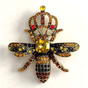 Broche de solapa grande de 3" con diseño de abeja reina con corona de cristal pavé en tono dorado, ideal como apicultor o amante de la colmena.