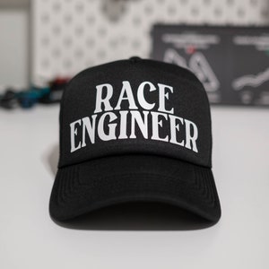 Puede incluir: Gorra de camionero negra con texto blanco que dice "RACE ENGINEER".