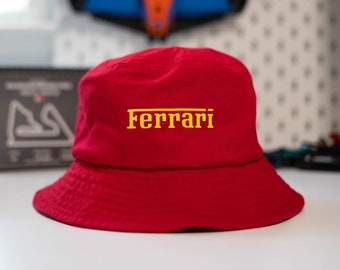 Cappello da pescatore Ferrari F1 Rosso - Cappellino unisex Ferrari F1 Team - Charles Leclerc, Carlos Sainz