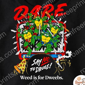以下が含まれることがあります： 黒いTシャツ。ミュータント・タートルズのグラフィックデザイン。赤い「DARE」の文字、「SAY NO TO DRUGS！」のフレーズ、「Weed is for Dweebs」のテキストが含まれています。