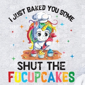 Puede incluir: Una sudadera gris con un unicornio colorido que lleva un gorro de cocinero y sostiene una manga pastelera. El texto en la sudadera dice "I just baked you some shut the f*cupcakes".