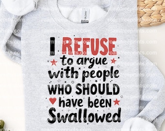 Könnte beinhalten: Hellgraues Sweatshirt mit dem Text "I REFUSE to argue with people WHO SHOULD have been SWALLOWED" in Schwarz und Rot. Das Design beinhaltet Sterne und ein Herz.