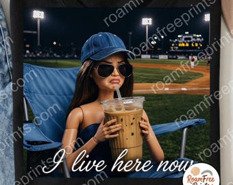 Ich lebe jetzt hier, Baseball Mädchen mit Eiskaffee-Datei PNG, Sport Fan Design T-Shirt, Puppe, Digitaler Download - Png-Datei für Sublimation