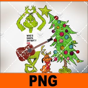 Puede incluir: Un personaje verde del Grinch con una guitarra, vistiendo una camisa blanca con el texto "Who's Santa Anyway? Ew." El Grinch está de pie junto a un árbol de Navidad verde con adornos rojos y dorados. Un pequeño perro marrón y naranja está de pie frente al Grinch.
