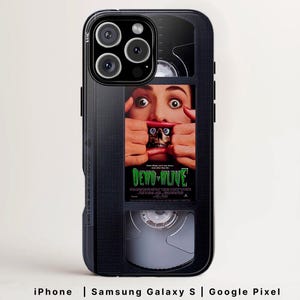 VHSテープケース、ハロウィンケース、Dead Alive、ホラー映画グッズ、iPhone、Samsung、Google Pixel、ハロウィンギフト、ホラー映画アクセサリー、ギフト