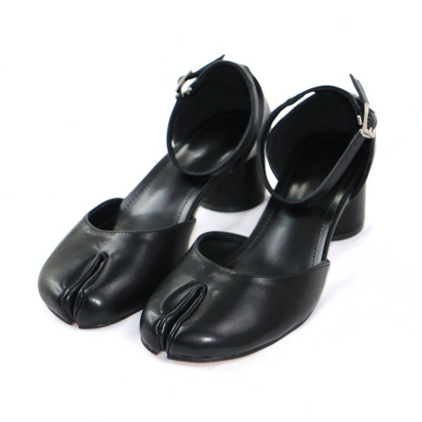 Talons Tabi classiques en cuir noir – Design à bout fendu avec bride à la cheville, chaussures habillées élégantes pour femmes pour tenue formelle et décontractée